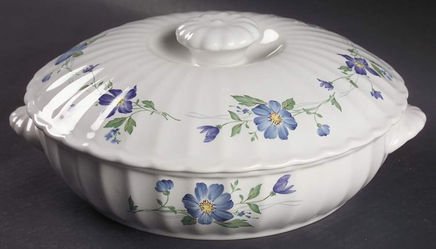 Rotunda 1.5 Qt Round Covered Casserole by Mikasa-1