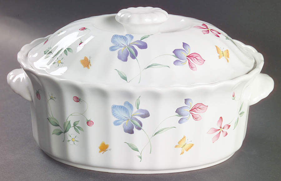 Sorrento 2 Quart Oval Covered Casserole by Mikasa-1
