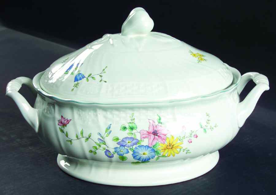 Victoria 2 Quart Oval Covered Casserole by Mikasa-1