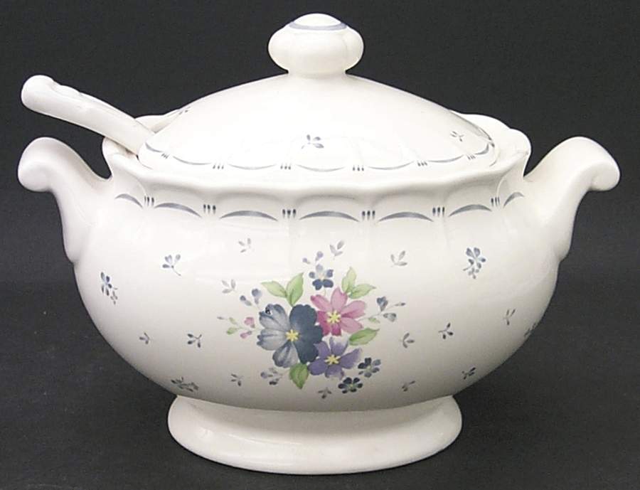 Dauphine Sauce Boat & Lid with Ladle by Nikko-1