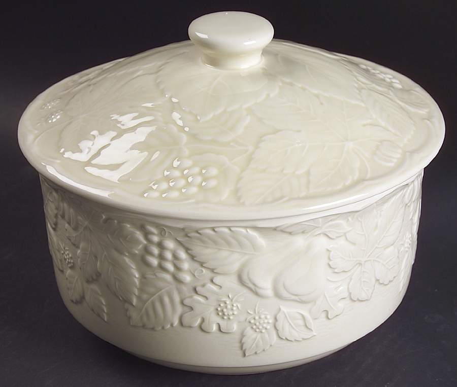 Woodbury Ivory 2.5 Qt Round Covered Casserole by Nikko-1