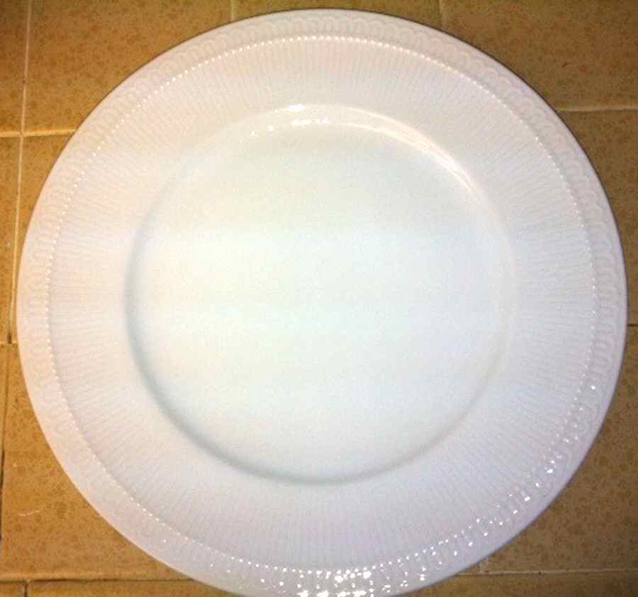 Crown Dinner Plate by Nagoya Shokai-1