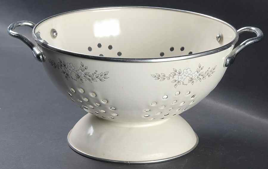 Heirloom Metal Colander by Pfaltzgraff-1