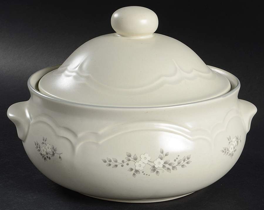 Heirloom 2 Qt Round Covered Casserole by Pfaltzgraff-1