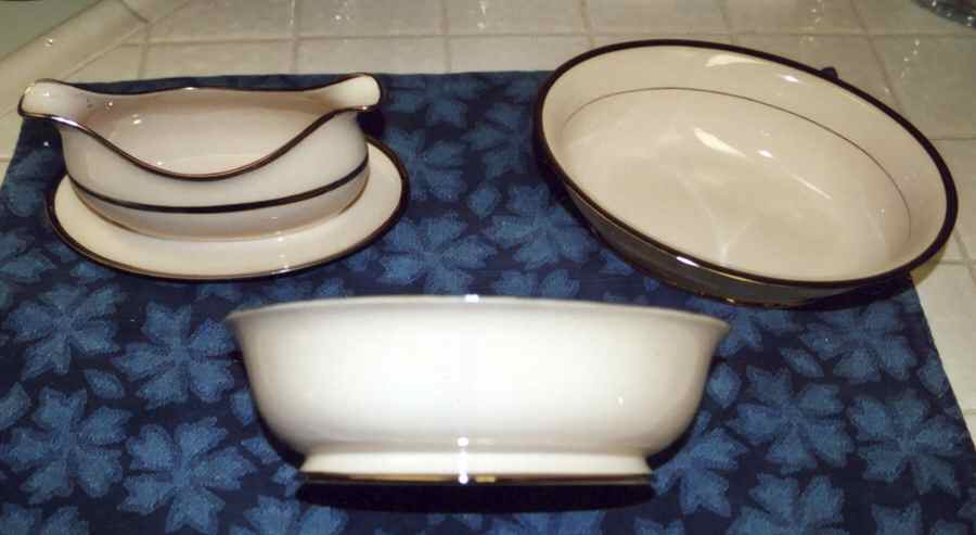 Wilshire Platinum Gravy Boat with Attached Underplate by Ransgil-1