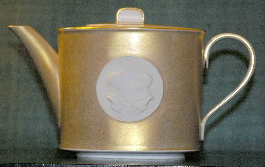 Arcadia Gold Teapot & Lid by Royal Berlin-1