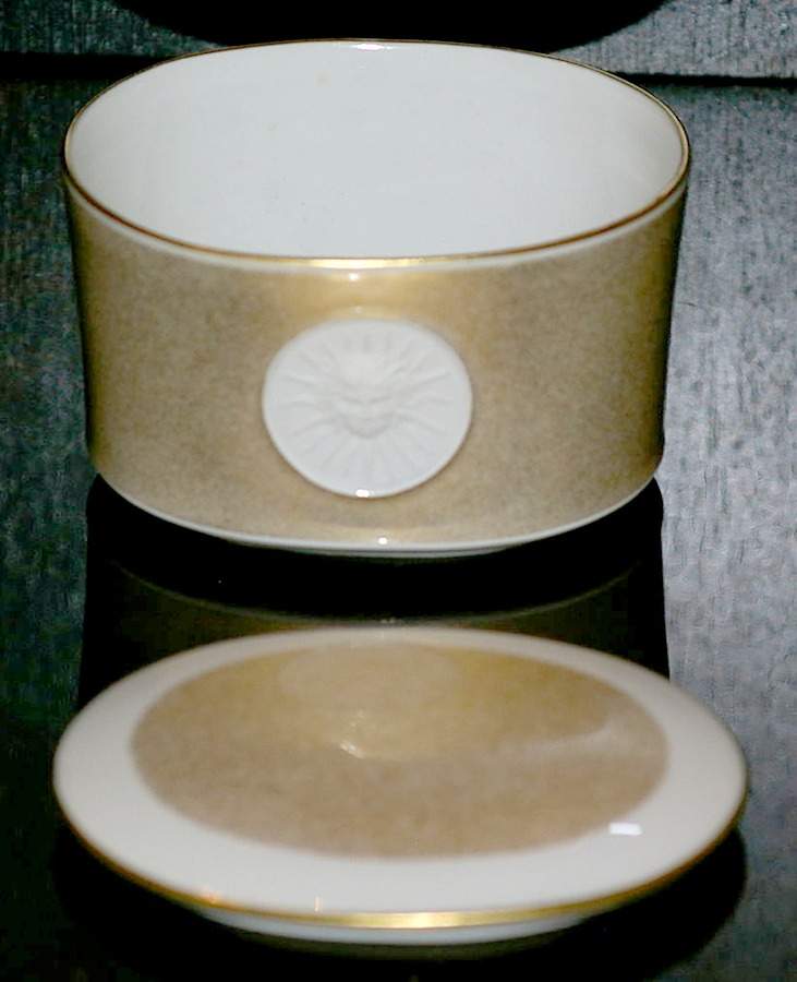 Arcadia Gold Sugar Bowl & Lid by Royal Berlin-1