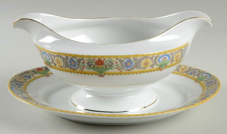 ROB32 Gravy Boat with Attached Underplate by Royal Bayreuth-1