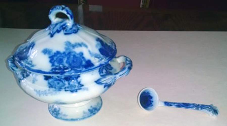 Messina Sauce Boat & Lid with Ladle by Royal Cauldon-1