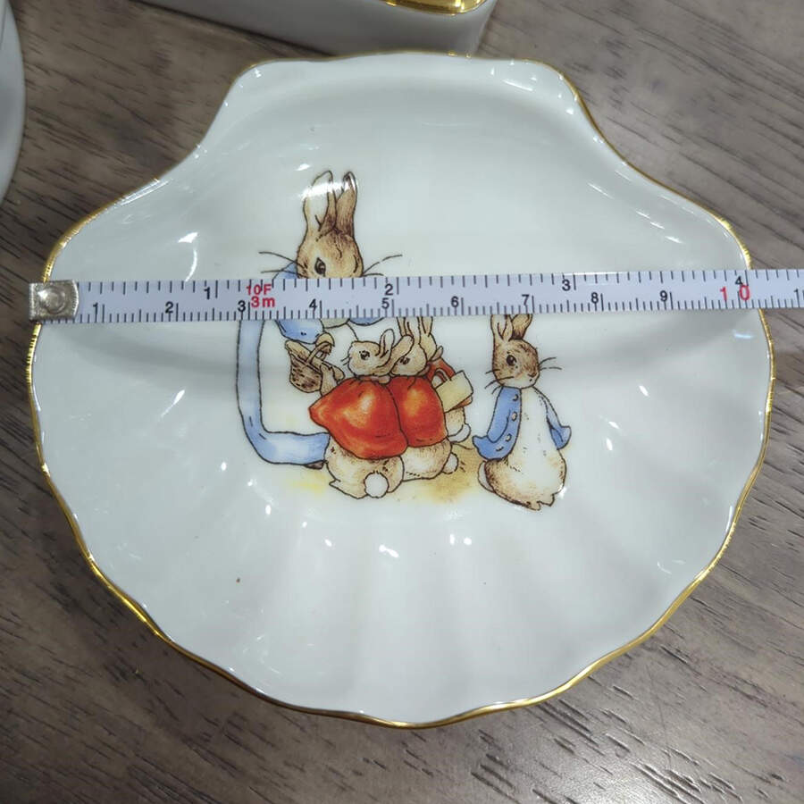 Peter Rabbit (Gold Trim) 4" Shell Shaped Dish by Reutter Porzellan-1