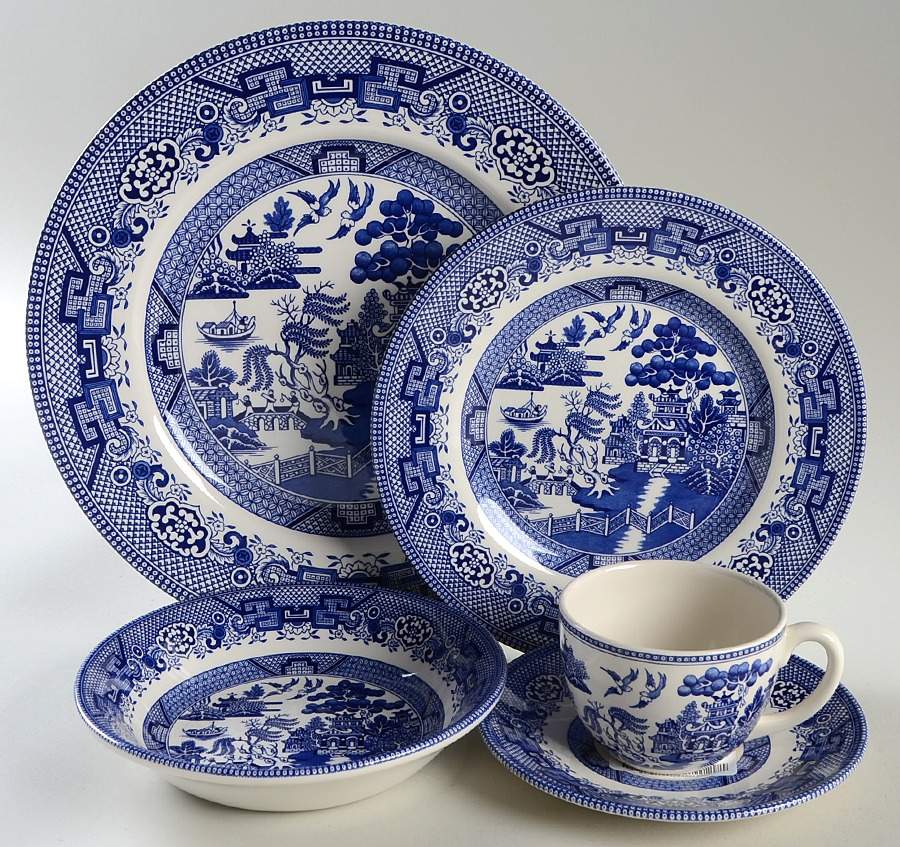 Blue Willow 5 Piece Place Setting by Royal Stafford-1