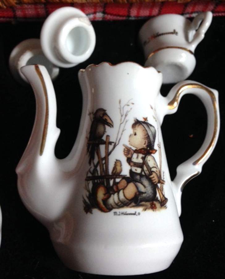 The Opinion II Toy Teapot & Lid by Reutter Porzellan-1