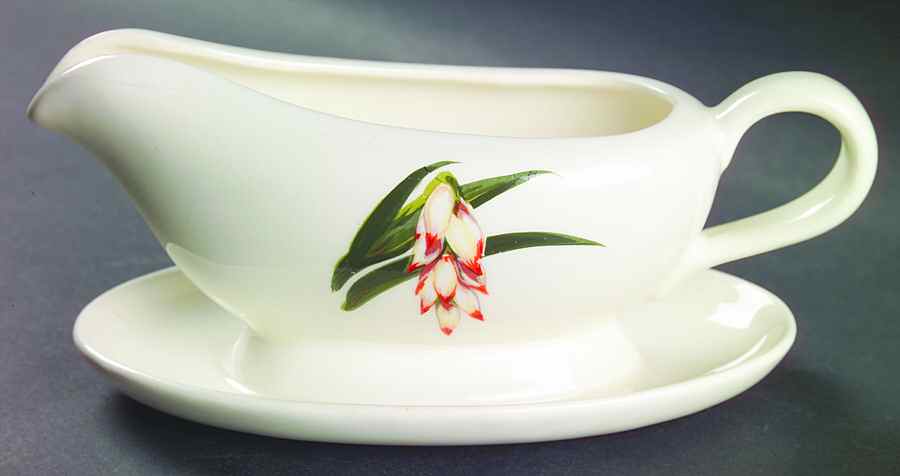 Shell Ginger Gravy Boat with Attached Underplate by Santa Anita-1