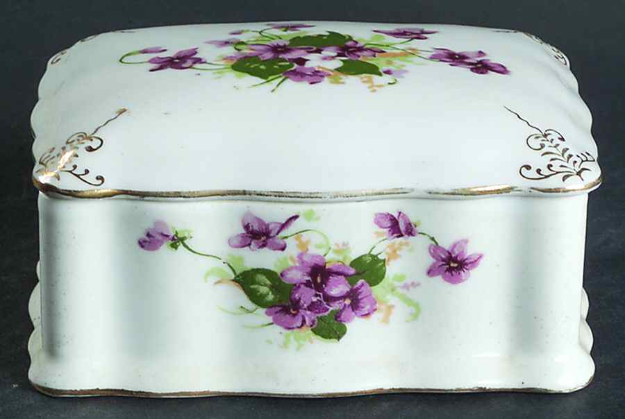 Sweet Violet Cigarette Box & Lid by Saji-1