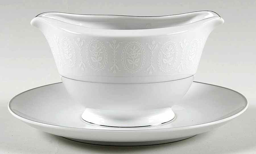 Moderne Gravy Boat with Attached Underplate by Sone-1