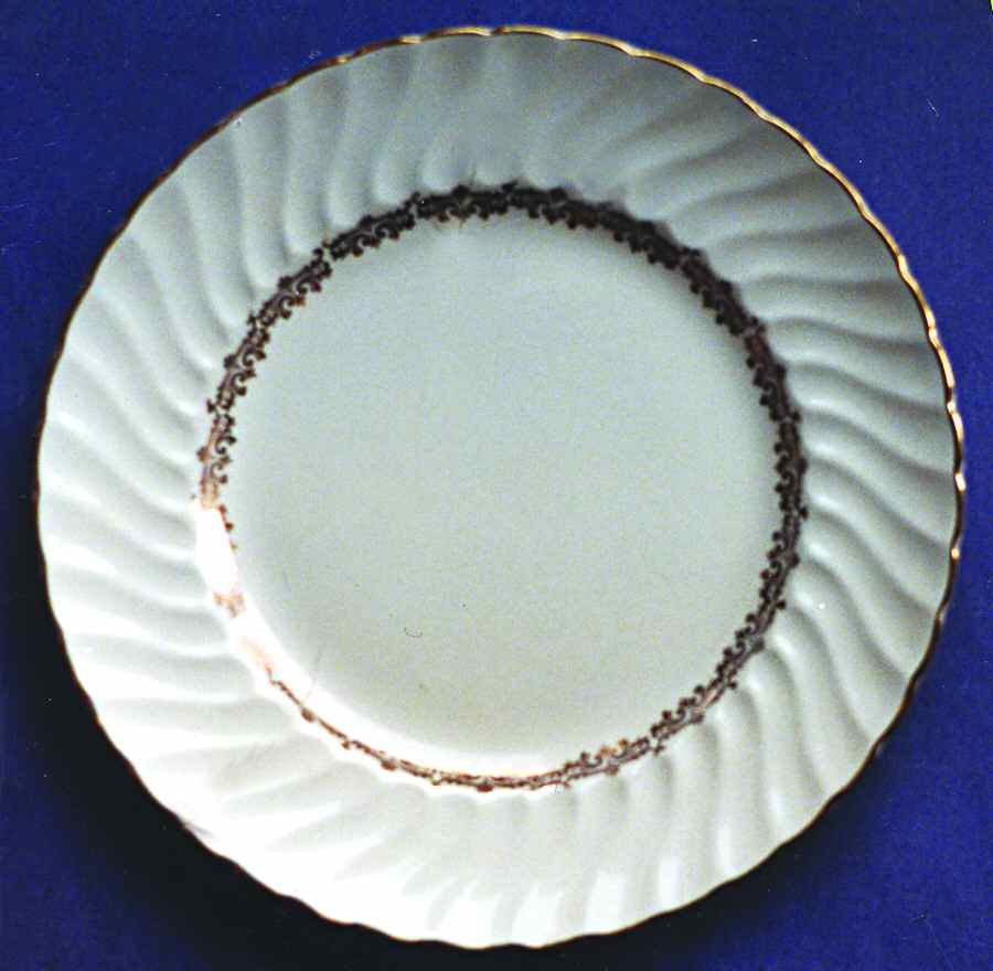 Golden Garland Dinner Plate by Swinnertons-1