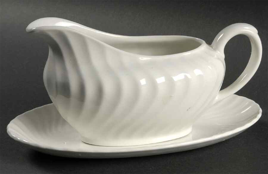 SWI3 Gravy Boat & Underplate by Swinnertons-1