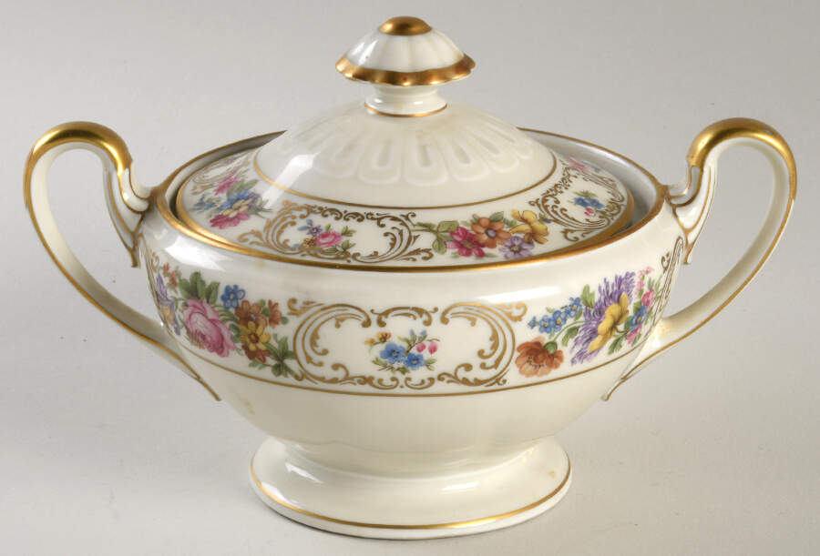 Wettin (Scalloped) Sugar Bowl & Lid by Tirschenreuth-1