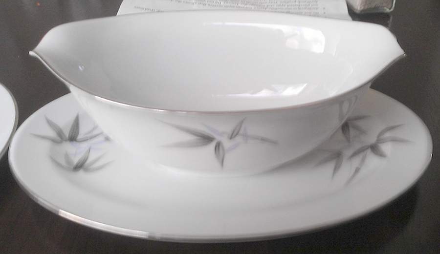 THC12 Gravy Boat with Attached Underplate by Three Crown (Japan)-1