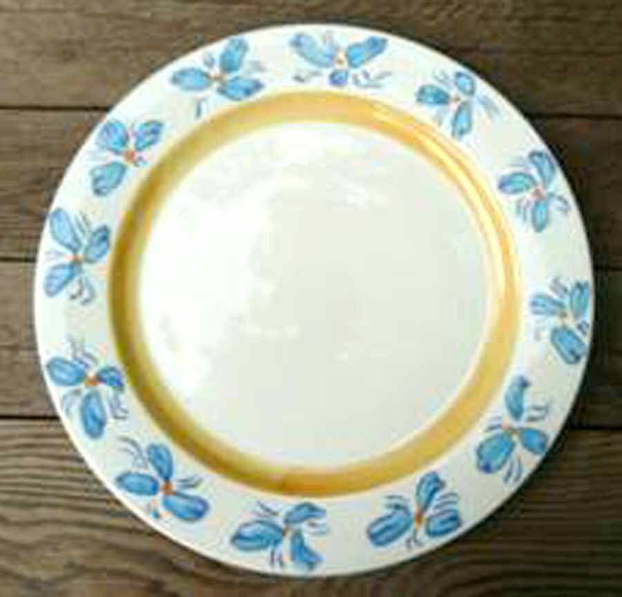 Nice Flower Dinner Plate by Ulrica Hydmn Vallien-1