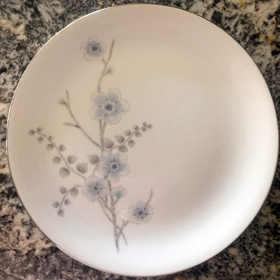 Finesse Dinner Plate by Valmont-1