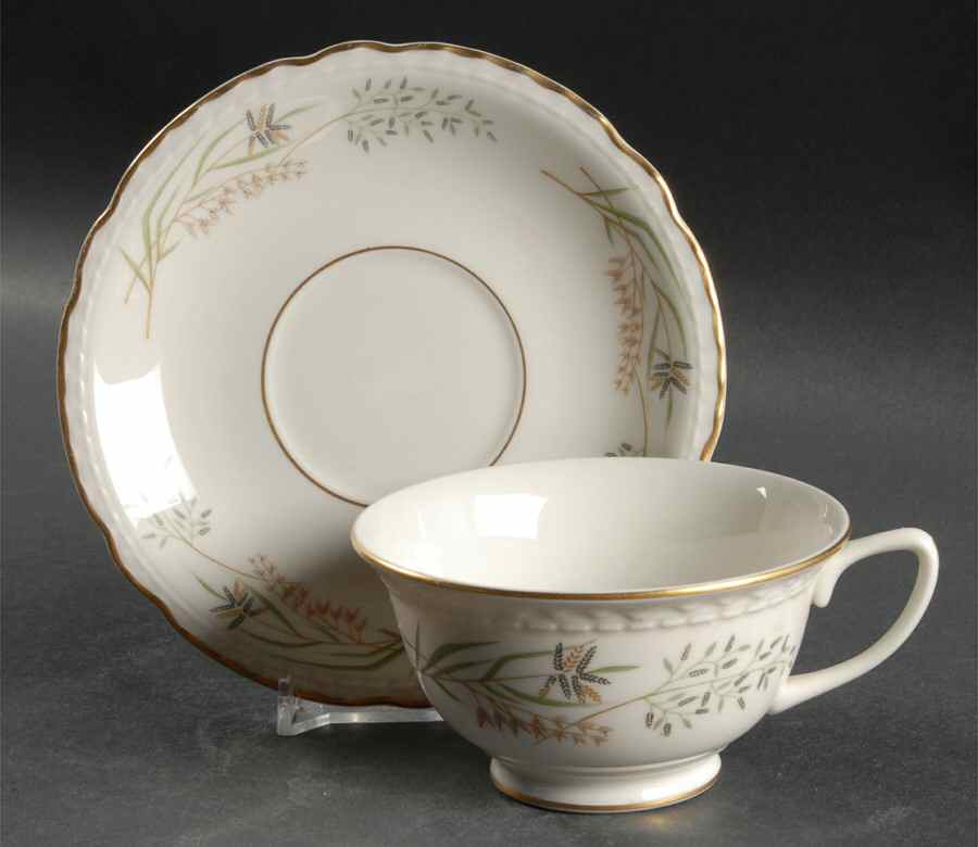 Amaryllis Footed Cup & Saucer Set by Vogue-1