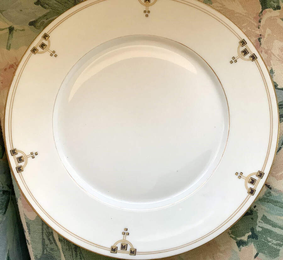 VTO42 Dinner Plate by Victoria (Austria)-1