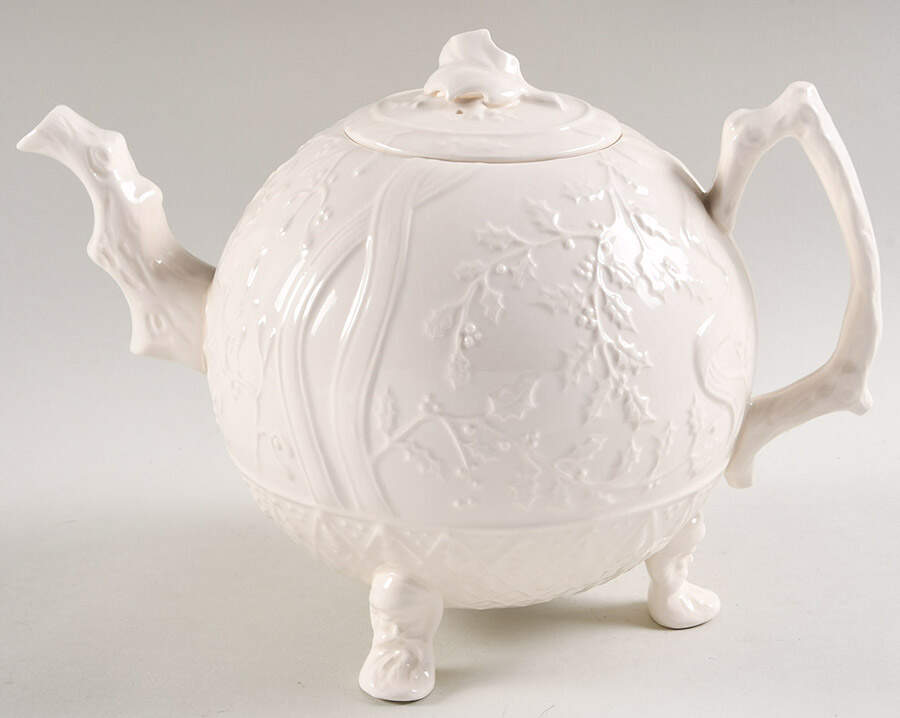 Classical Christmas Punch Pot & Lid by Vaillancourt Folk Art-1