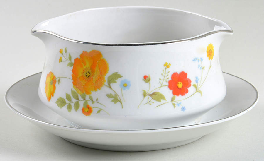 Spring Song Gravy Boat with Attached Underplate by Wellin-1