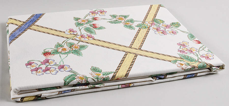 Sarah's Garden 70" Round Tablecloth by Wedgwood-1