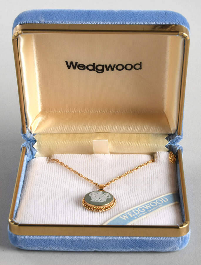 Jasperware Jewelry Goldplate Necklace with Pendant by Wedgwood-1