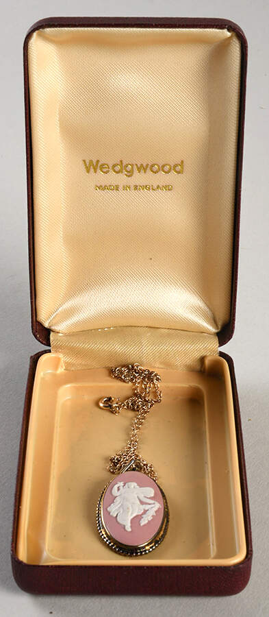 Jasperware Jewelry Goldplate Necklace with Pendant by Wedgwood-1