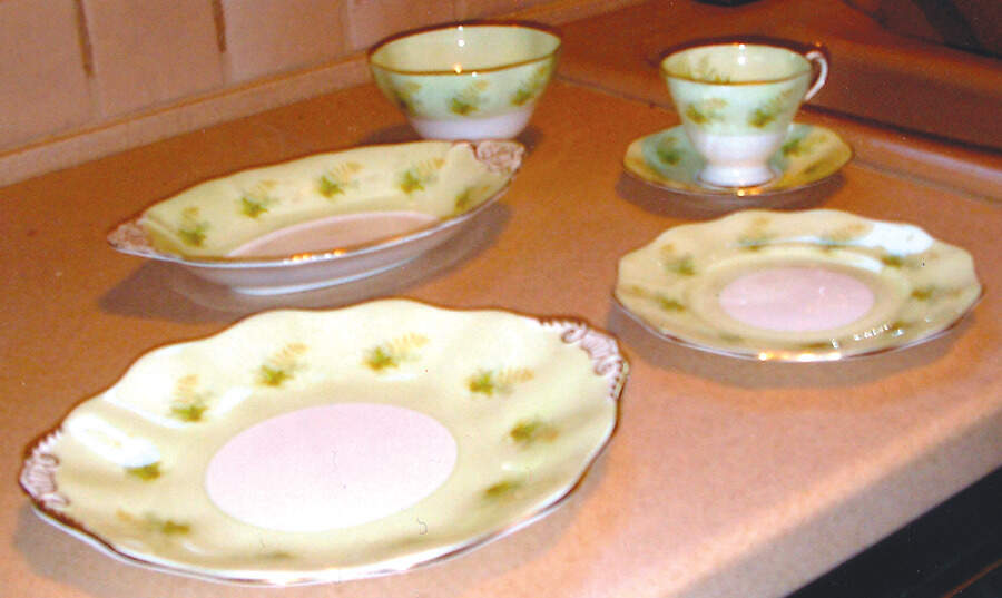 4019 Green Handled Cake Plate by J F Wileman-1