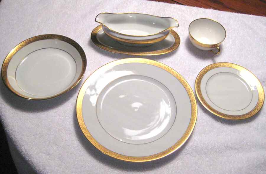 WHD36 Dinner Plate by Wheeling Decorating-1