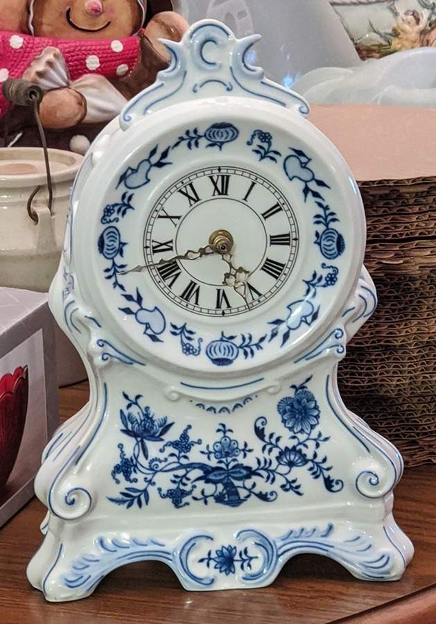 Blue Onion Mantel Clock by Zwiebelmuster-1