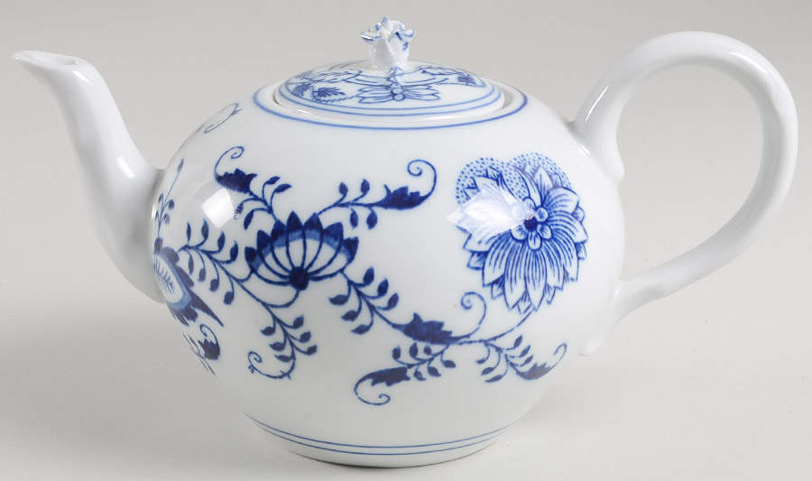Blue Onion Teapot & Lid by Zwiebelmuster-1