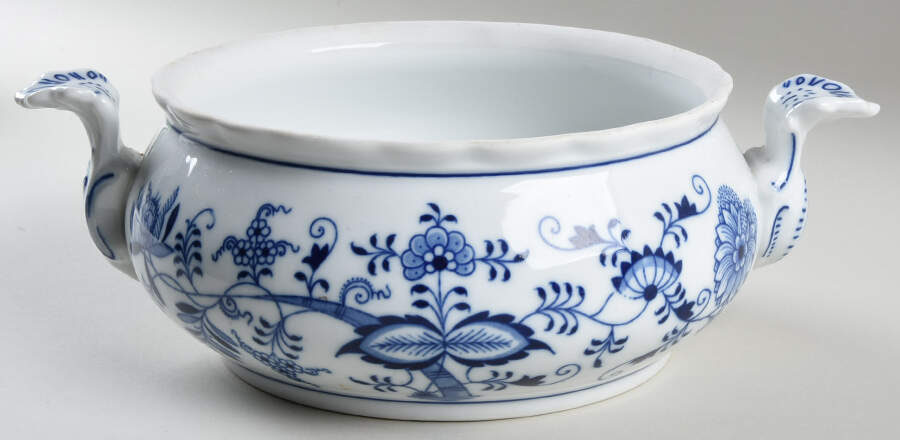 Blue Onion Round Vegetable No Lid by Zwiebelmuster-1