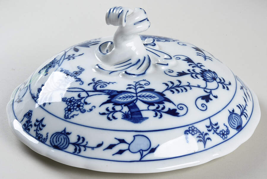 Blue Onion Lid for Round Vegetable by Zwiebelmuster-1