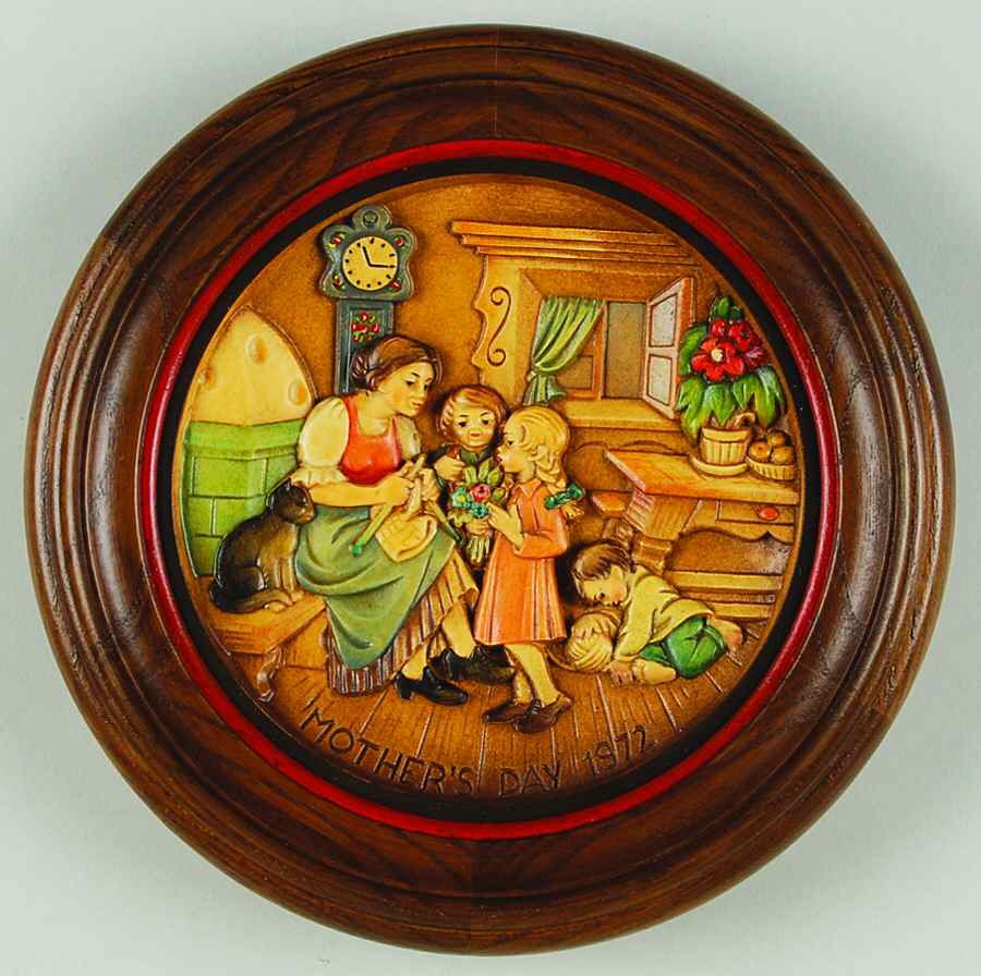 Mother's Day Plates Alpine Mother & Children - With Box by Anri-1