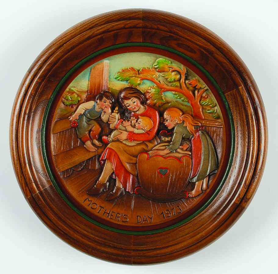 Mother's Day Plates Alpine Mother & Children - No Box by Anri-1