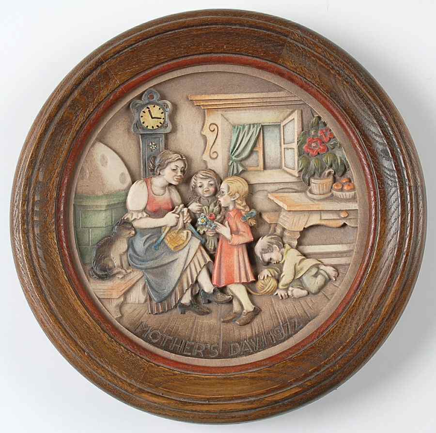 Mother's Day Plates Alpine Mother & Children - Boxed by Anri-1