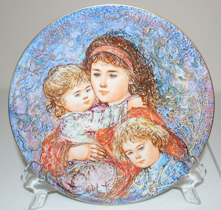 International Maternal Love Yvette Avec Ses Enfants - No Box by Anna Perenna-1
