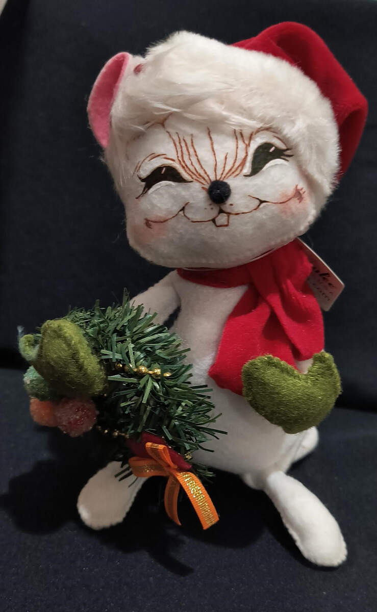Christmas Mice Delights Mouse Holding Wreath - No Box by Annalee-1