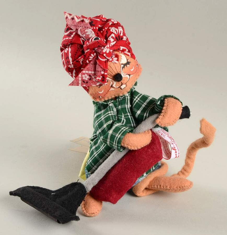 Occupation Mice Vacuum Housewife Mouse - No Box by Annalee-1