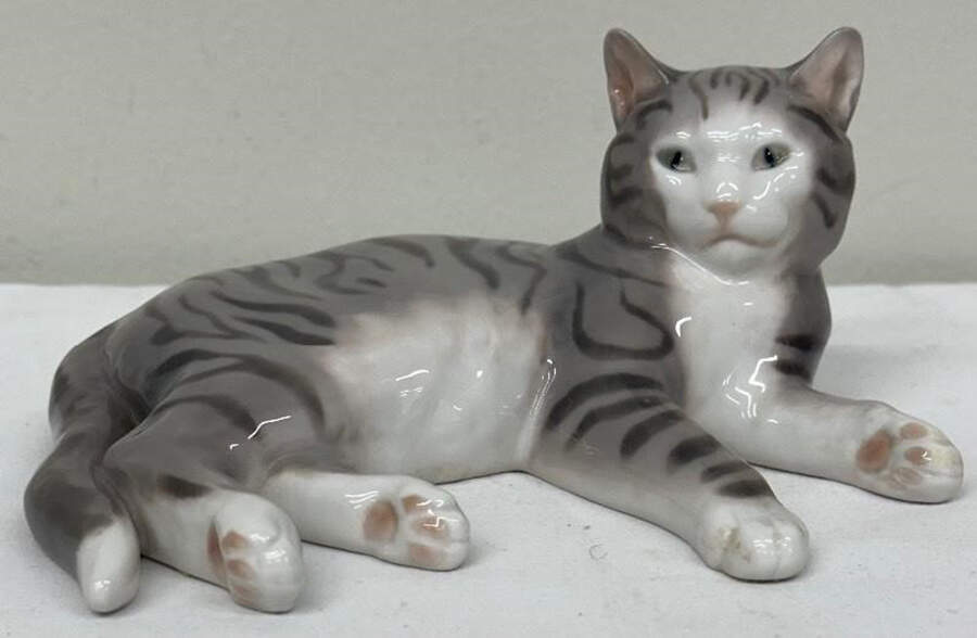 Cats Cat Lying - No Box by Bing & Grondahl-1