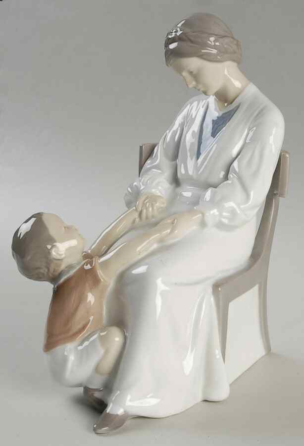 Adults with Children Dickie's Mama - No Box by Bing & Grondahl-1