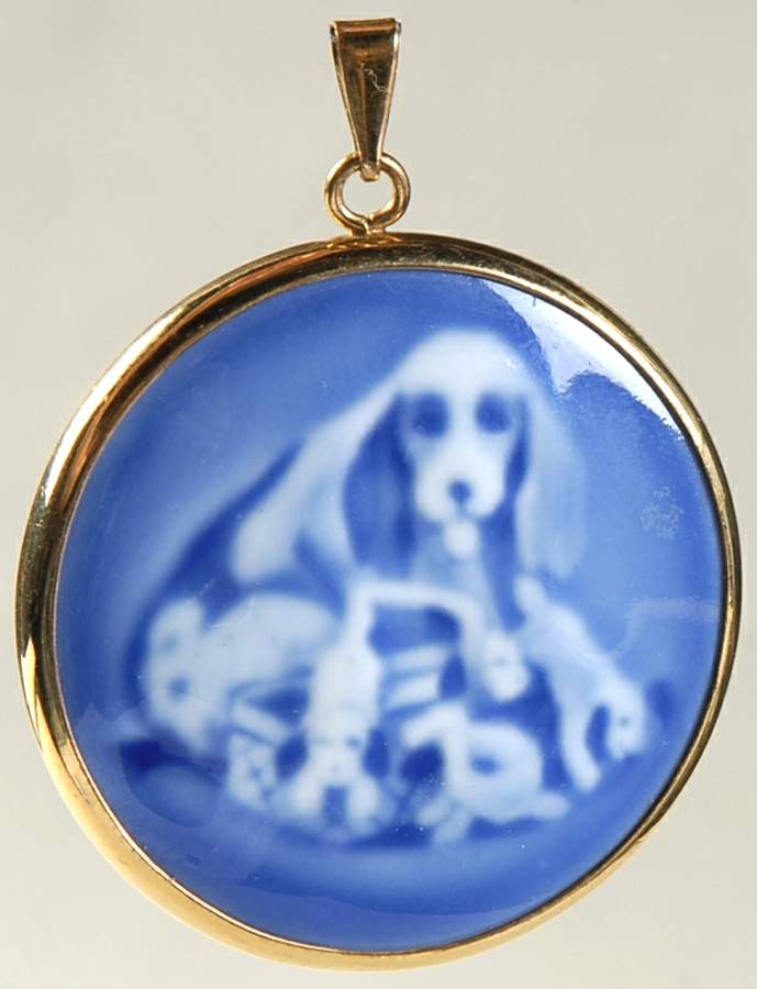 Mothers Day Pendant Dog & Puppies 1969/1979 - No Box by Bing & Grondahl-1