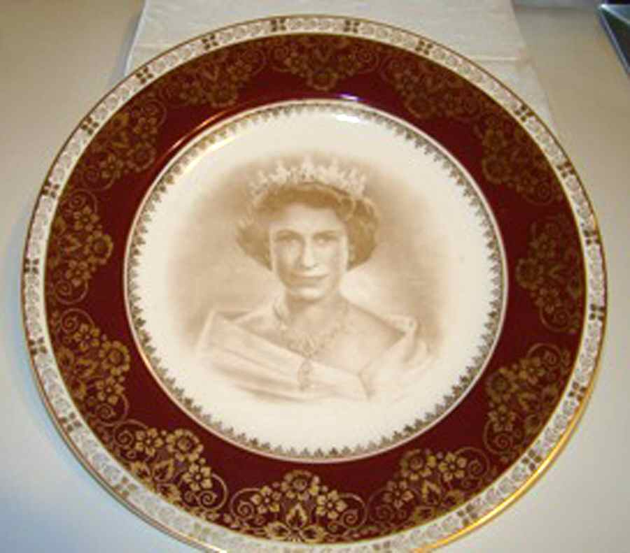 Crown Ducal Royalty Giftware Queen Elizabeth-Plate (Red) - Boxed by Crown Ducal-1