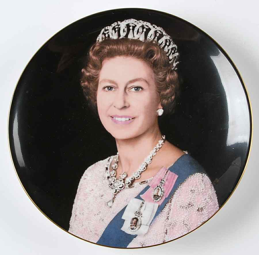 Crown Staffordshire Royalty Giftware Queen Elizabeth Ii Silver Jubilee Plate - No Box by Crown Staffordshire-1