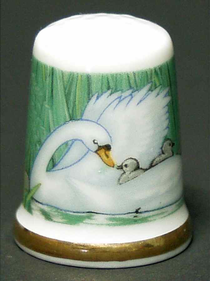 Great Porcelain Houses of the World Royal Mosha- Swan - No Box by Danbury Mint-1
